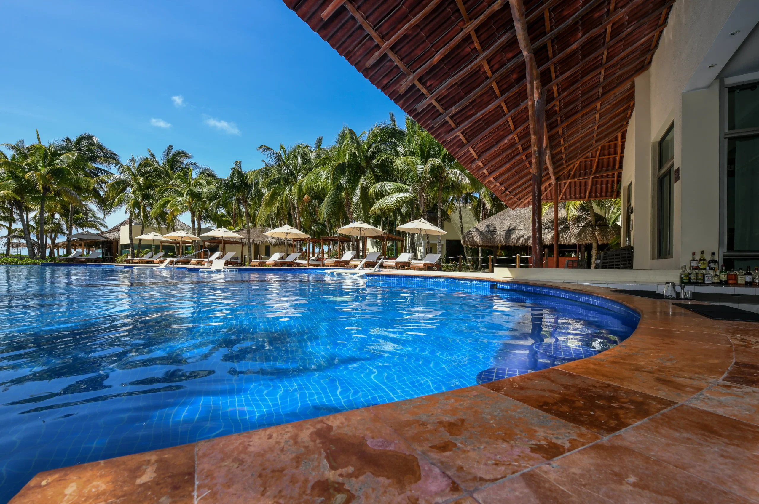 maroma-swim-up-bar